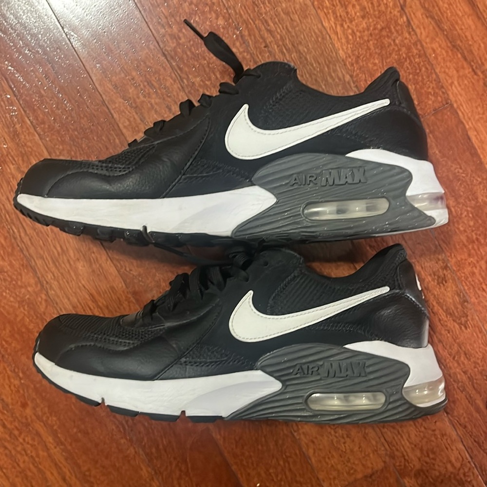 Nike Women’s Air Max Excee size 10 in excellent used condition. Black & White.